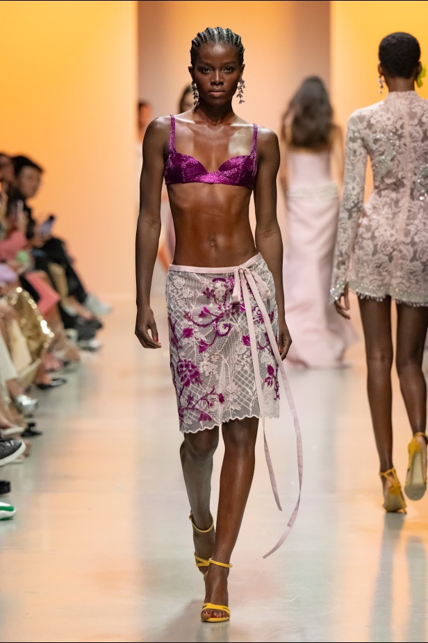 دار جورج حبيقة تكتب فصلًا ابداعيًا جديدًا في باريس مع مجموعة ربيع 2025 للأزياء الجاهزة