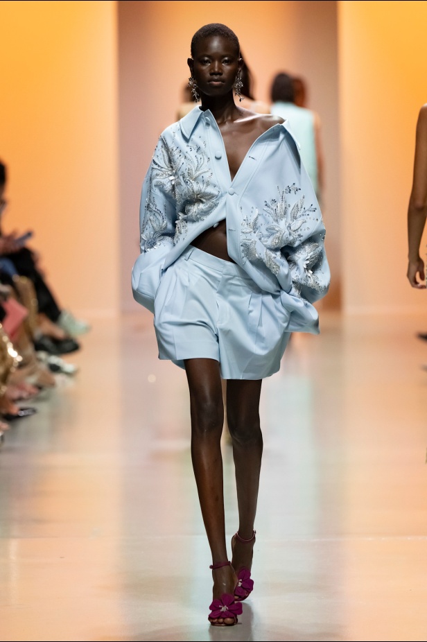 دار جورج حبيقة تكتب فصلًا ابداعيًا جديدًا في باريس مع مجموعة ربيع 2025 للأزياء الجاهزة