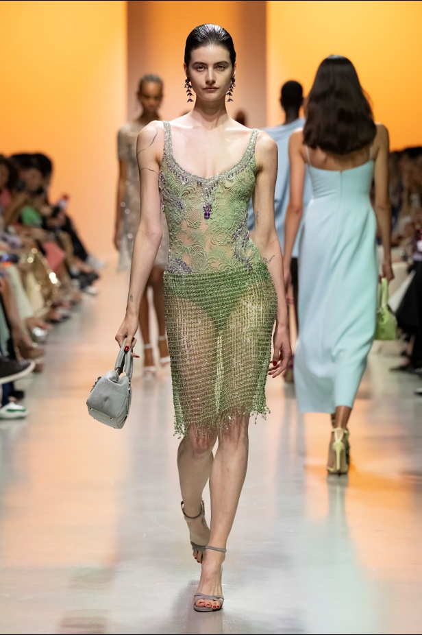 دار جورج حبيقة تكتب فصلًا ابداعيًا جديدًا في باريس مع مجموعة ربيع 2025 للأزياء الجاهزة