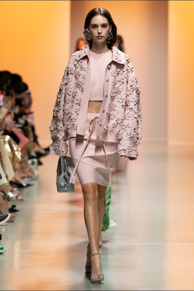 دار جورج حبيقة تكتب فصلًا ابداعيًا جديدًا في باريس مع مجموعة ربيع 2025 للأزياء الجاهزة