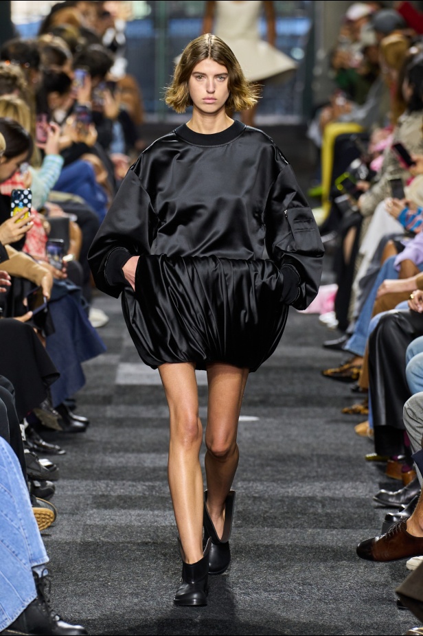 مجموعة JW Anderson مرحة وقريبة من الواقعية