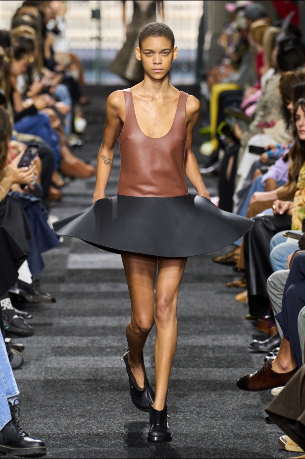 مجموعة JW Anderson مرحة وقريبة من الواقعية