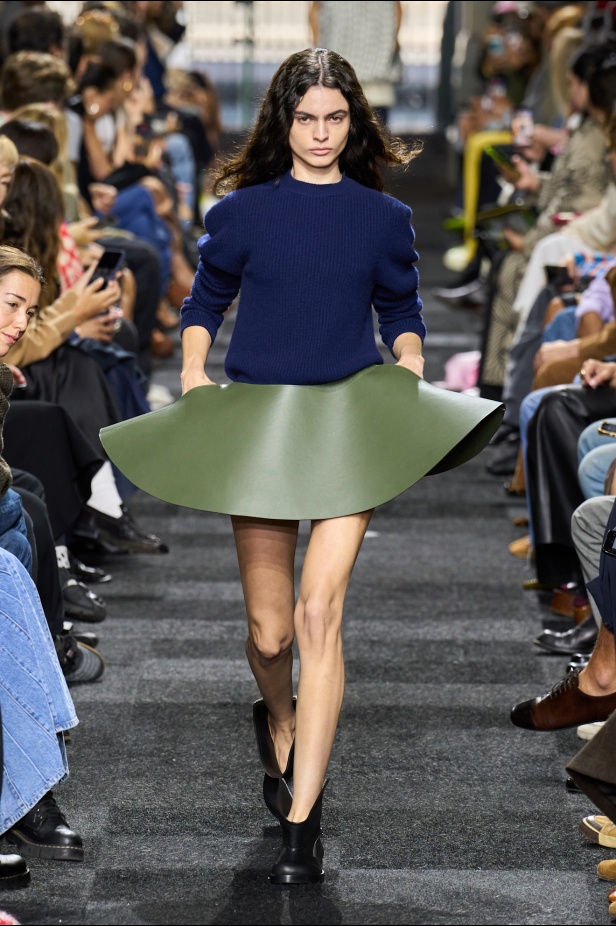 مجموعة JW Anderson مرحة وقريبة من الواقعية