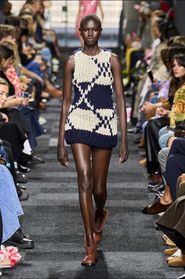 مجموعة JW Anderson مرحة وقريبة من الواقعية