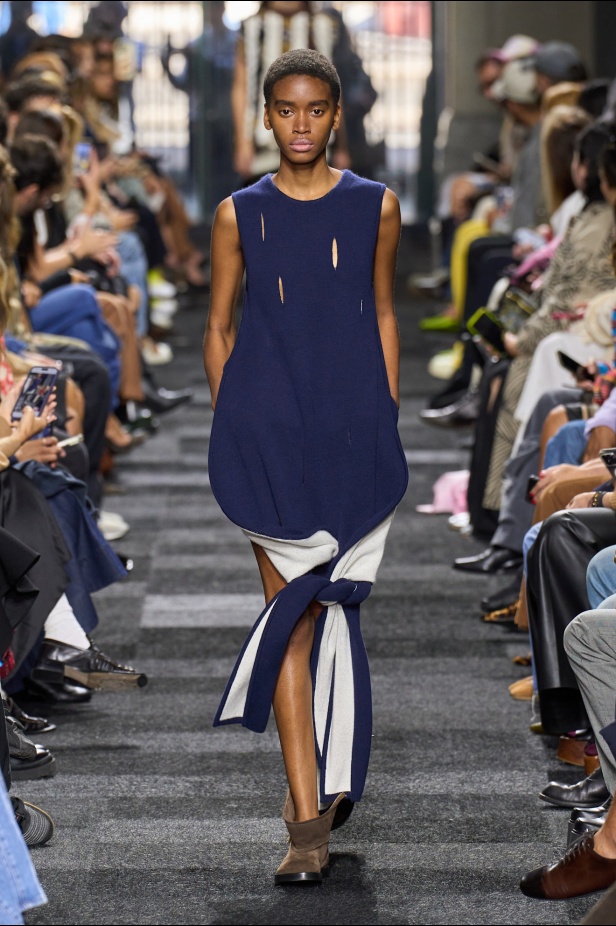 مجموعة JW Anderson مرحة وقريبة من الواقعية