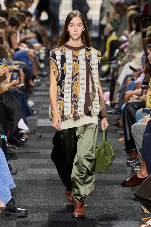 مجموعة JW Anderson مرحة وقريبة من الواقعية