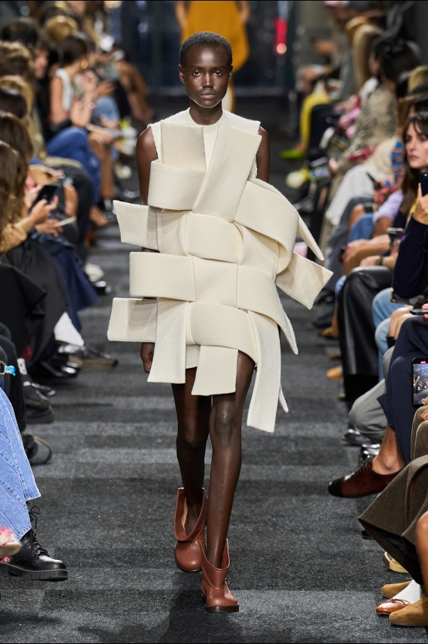 مجموعة JW Anderson مرحة وقريبة من الواقعية