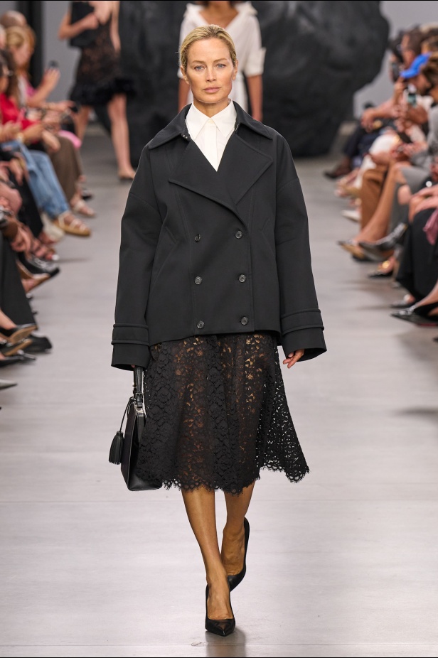 من سحر ورومانسية البحر المتوسط مجموعة مايكل كورس لربيع 2025