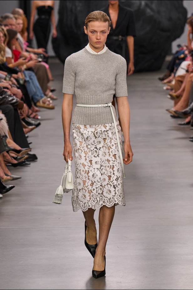 من سحر ورومانسية البحر المتوسط مجموعة مايكل كورس لربيع 2025