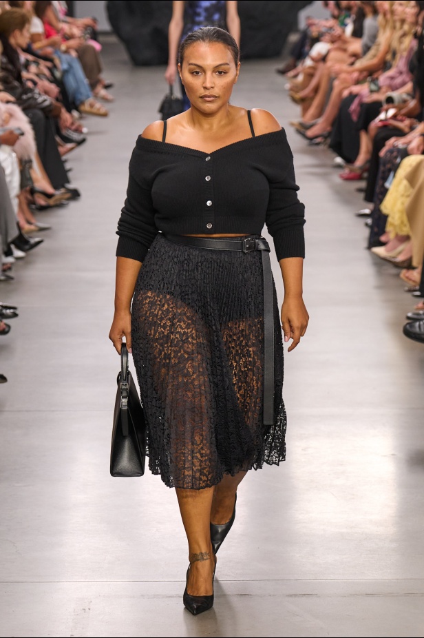 من سحر ورومانسية البحر المتوسط مجموعة مايكل كورس لربيع 2025