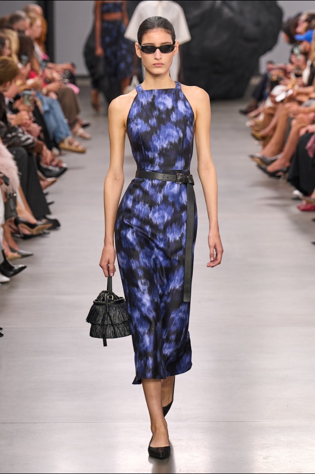 من سحر ورومانسية البحر المتوسط مجموعة مايكل كورس لربيع 2025