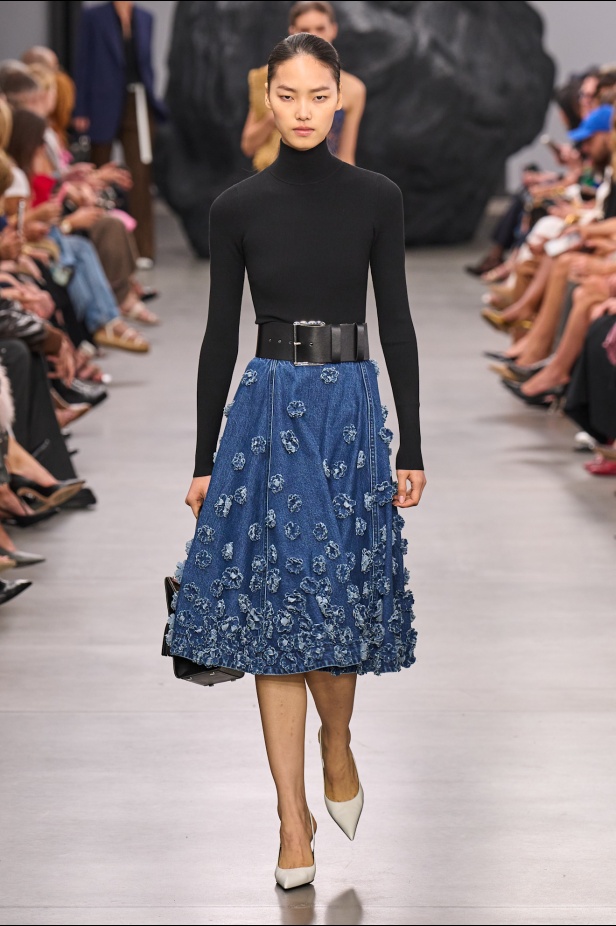 من سحر ورومانسية البحر المتوسط مجموعة مايكل كورس لربيع 2025