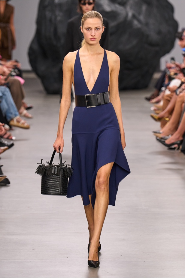 من سحر ورومانسية البحر المتوسط مجموعة مايكل كورس لربيع 2025