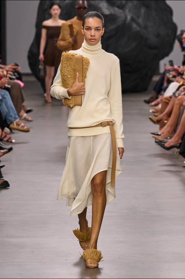 من سحر ورومانسية البحر المتوسط مجموعة مايكل كورس لربيع 2025