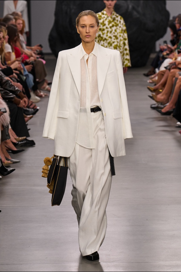 من سحر ورومانسية البحر المتوسط مجموعة مايكل كورس لربيع 2025