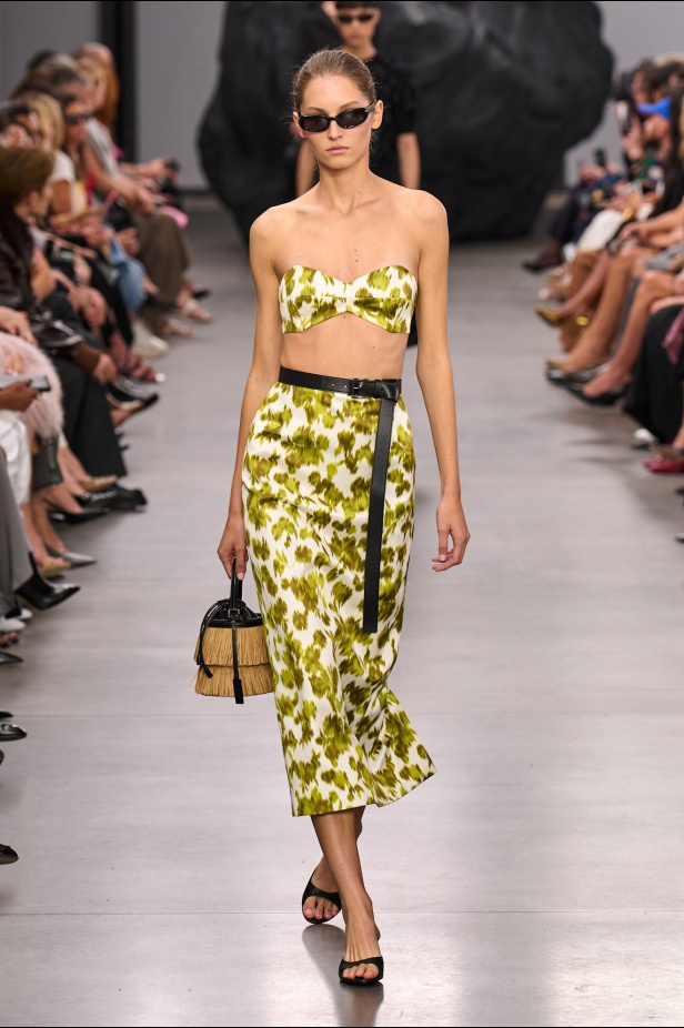 من سحر ورومانسية البحر المتوسط مجموعة مايكل كورس لربيع 2025