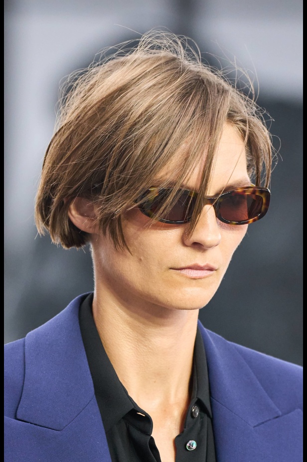 من سحر ورومانسية البحر المتوسط مجموعة مايكل كورس لربيع 2025