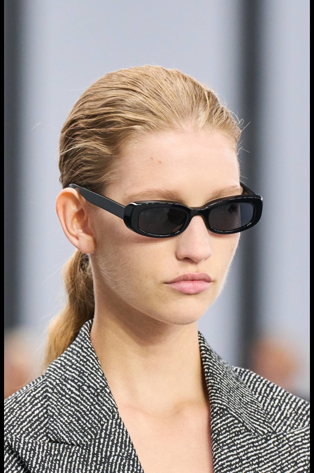 من سحر ورومانسية البحر المتوسط مجموعة مايكل كورس لربيع 2025