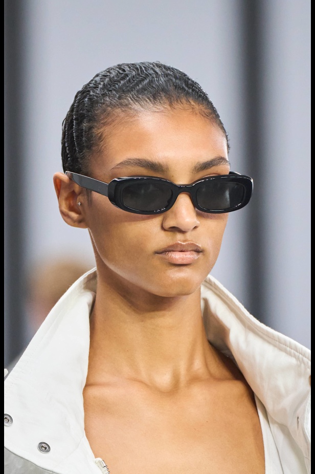 من سحر ورومانسية البحر المتوسط مجموعة مايكل كورس لربيع 2025