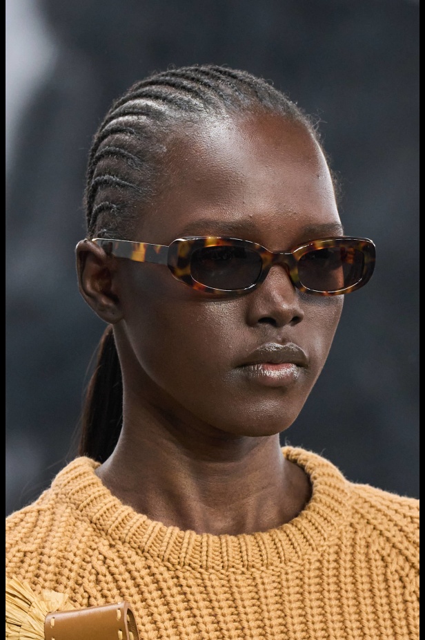 من سحر ورومانسية البحر المتوسط مجموعة مايكل كورس لربيع 2025