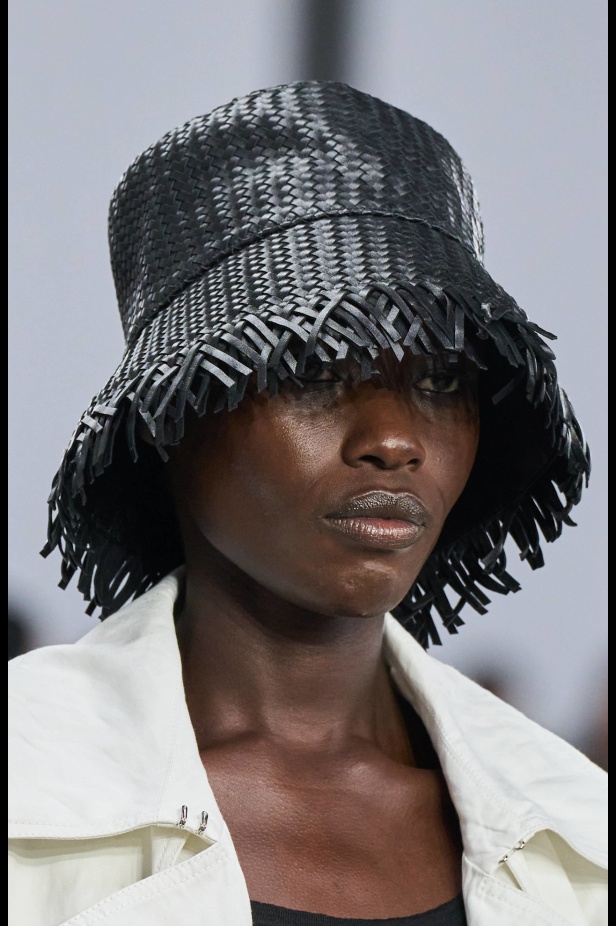 من سحر ورومانسية البحر المتوسط مجموعة مايكل كورس لربيع 2025