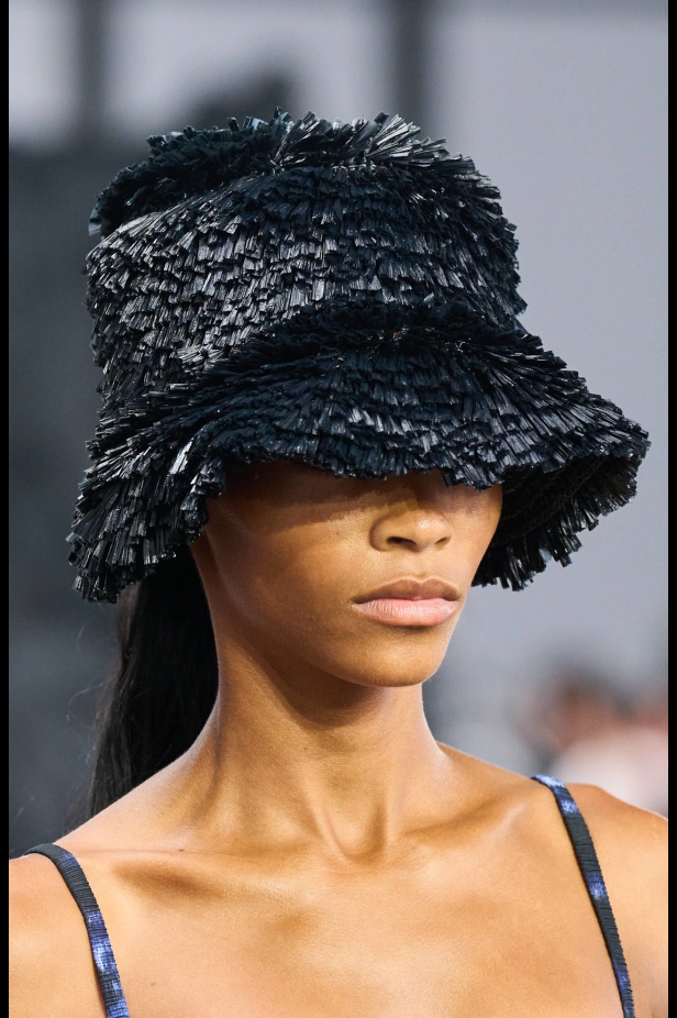 من سحر ورومانسية البحر المتوسط مجموعة مايكل كورس لربيع 2025