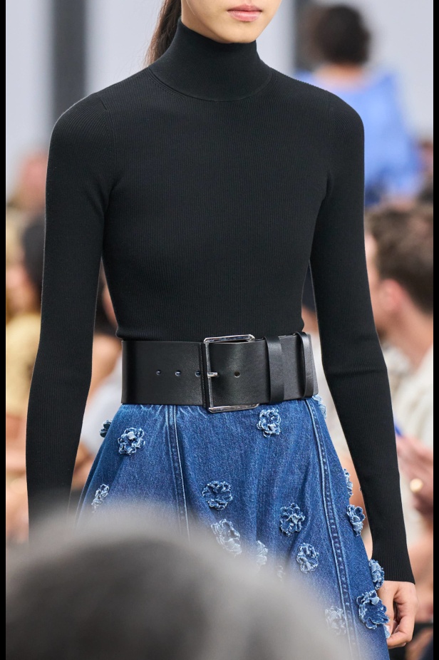 من سحر ورومانسية البحر المتوسط مجموعة مايكل كورس لربيع 2025