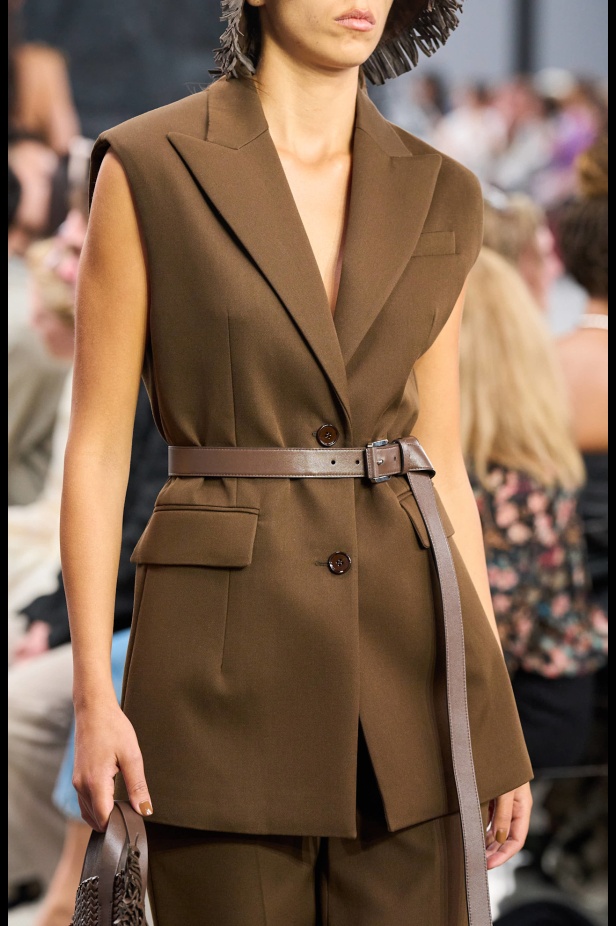 من سحر ورومانسية البحر المتوسط مجموعة مايكل كورس لربيع 2025