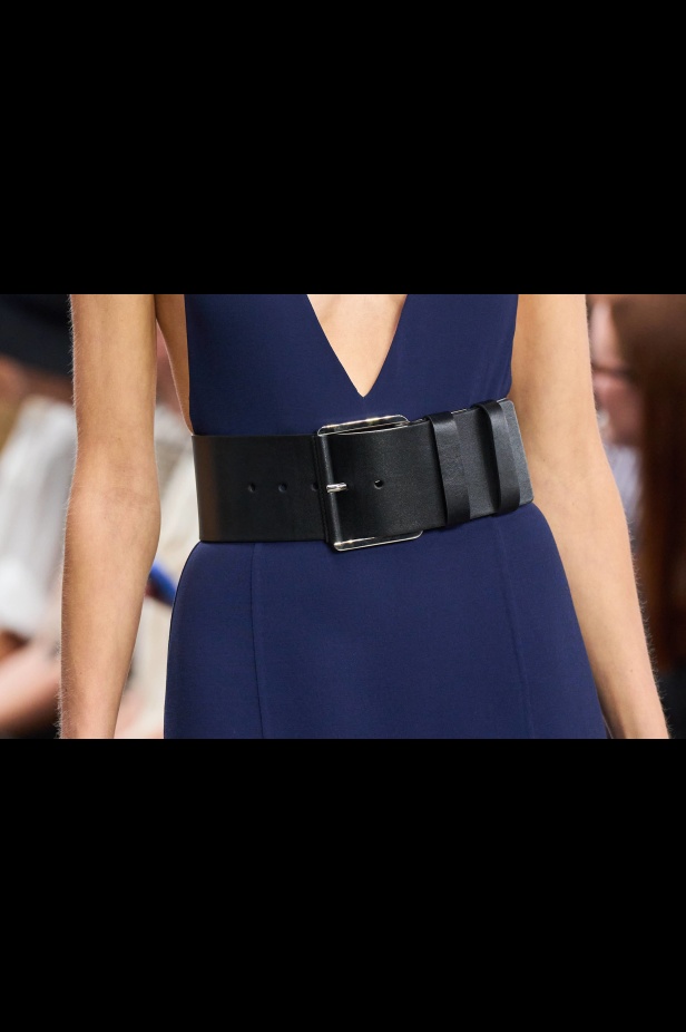 من سحر ورومانسية البحر المتوسط مجموعة مايكل كورس لربيع 2025