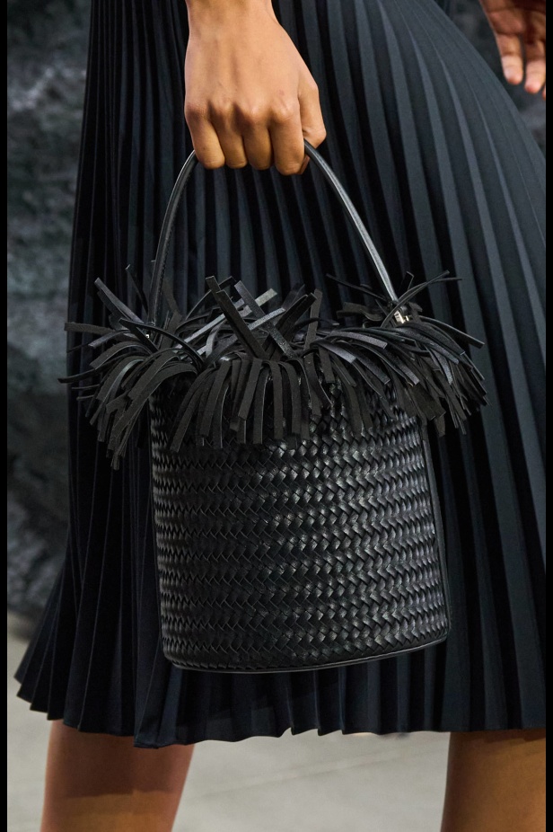 من سحر ورومانسية البحر المتوسط مجموعة مايكل كورس لربيع 2025