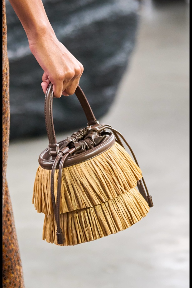 من سحر ورومانسية البحر المتوسط مجموعة مايكل كورس لربيع 2025