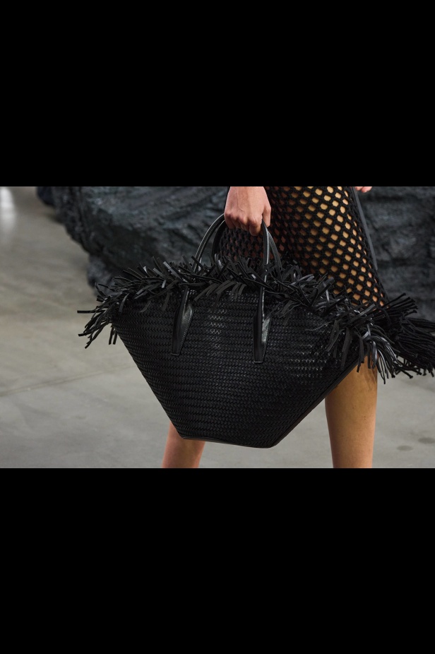 من سحر ورومانسية البحر المتوسط مجموعة مايكل كورس لربيع 2025