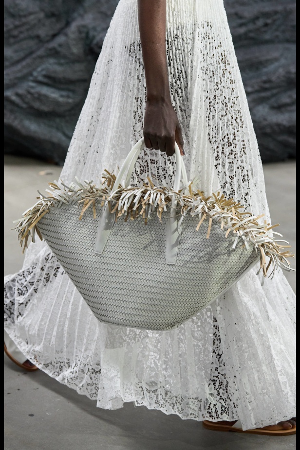 من سحر ورومانسية البحر المتوسط مجموعة مايكل كورس لربيع 2025