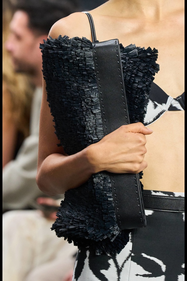 من سحر ورومانسية البحر المتوسط مجموعة مايكل كورس لربيع 2025