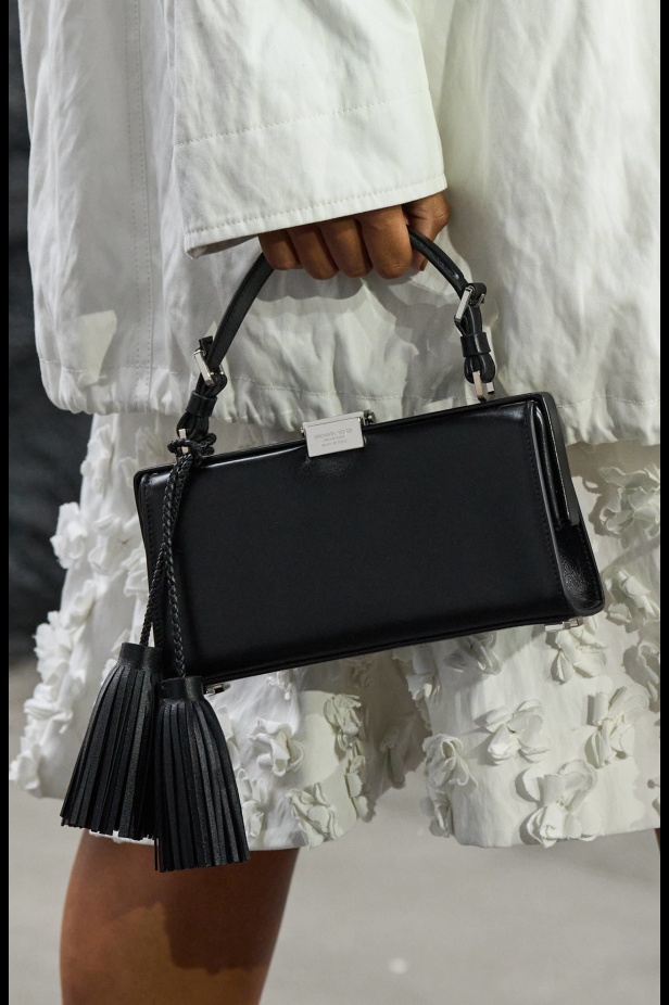 من سحر ورومانسية البحر المتوسط مجموعة مايكل كورس لربيع 2025