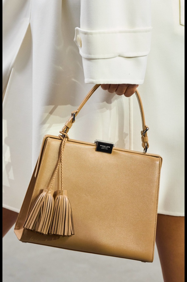 من سحر ورومانسية البحر المتوسط مجموعة مايكل كورس لربيع 2025