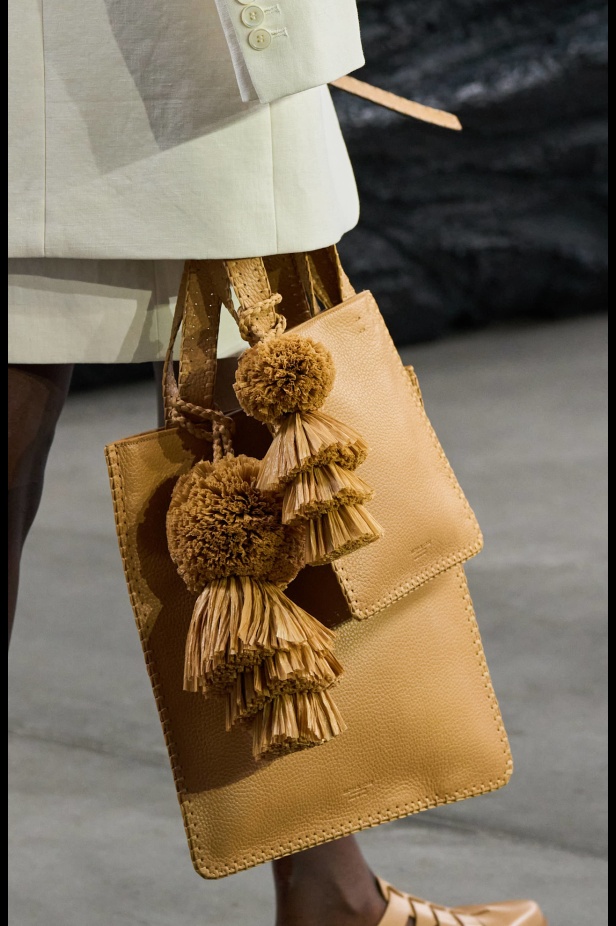 من سحر ورومانسية البحر المتوسط مجموعة مايكل كورس لربيع 2025