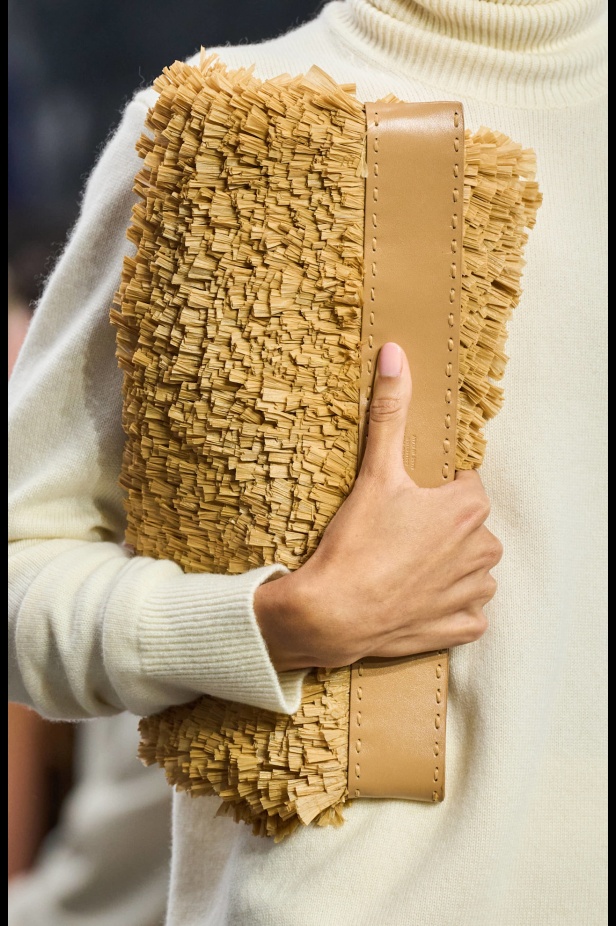 من سحر ورومانسية البحر المتوسط مجموعة مايكل كورس لربيع 2025