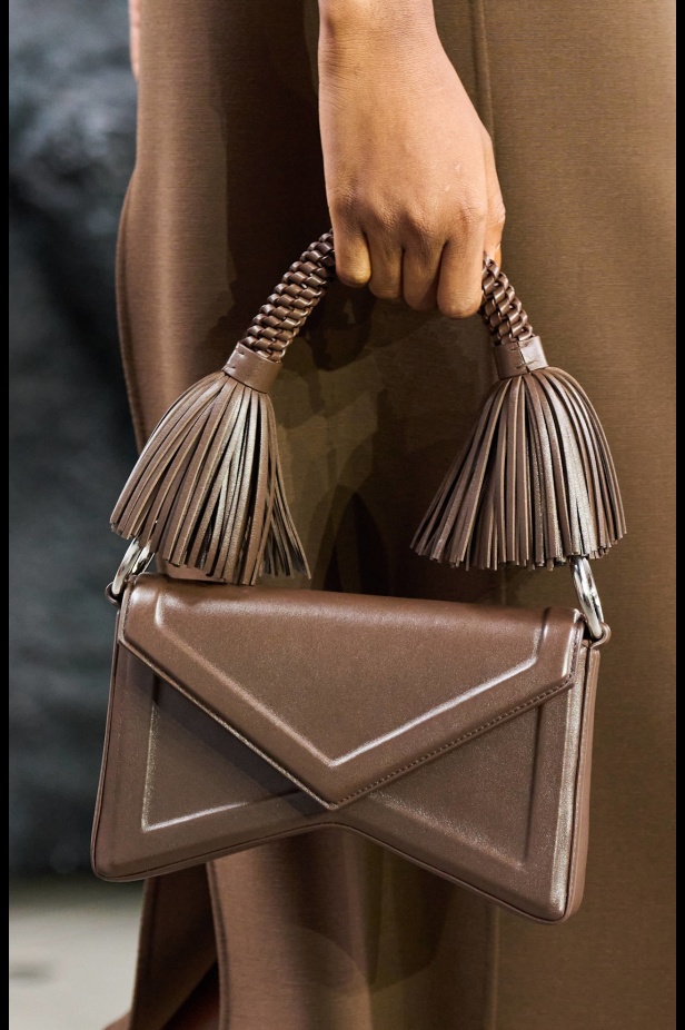 من سحر ورومانسية البحر المتوسط مجموعة مايكل كورس لربيع 2025