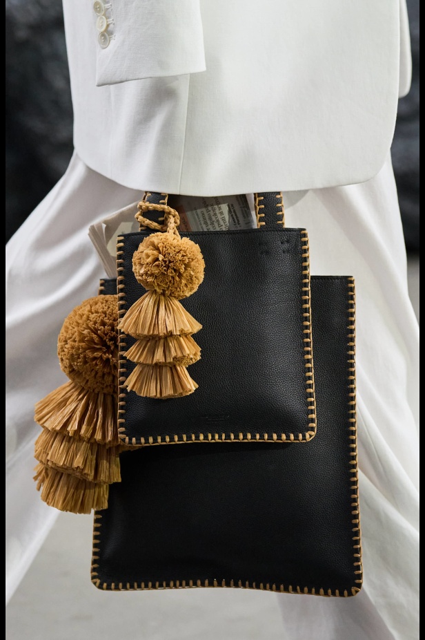 من سحر ورومانسية البحر المتوسط مجموعة مايكل كورس لربيع 2025