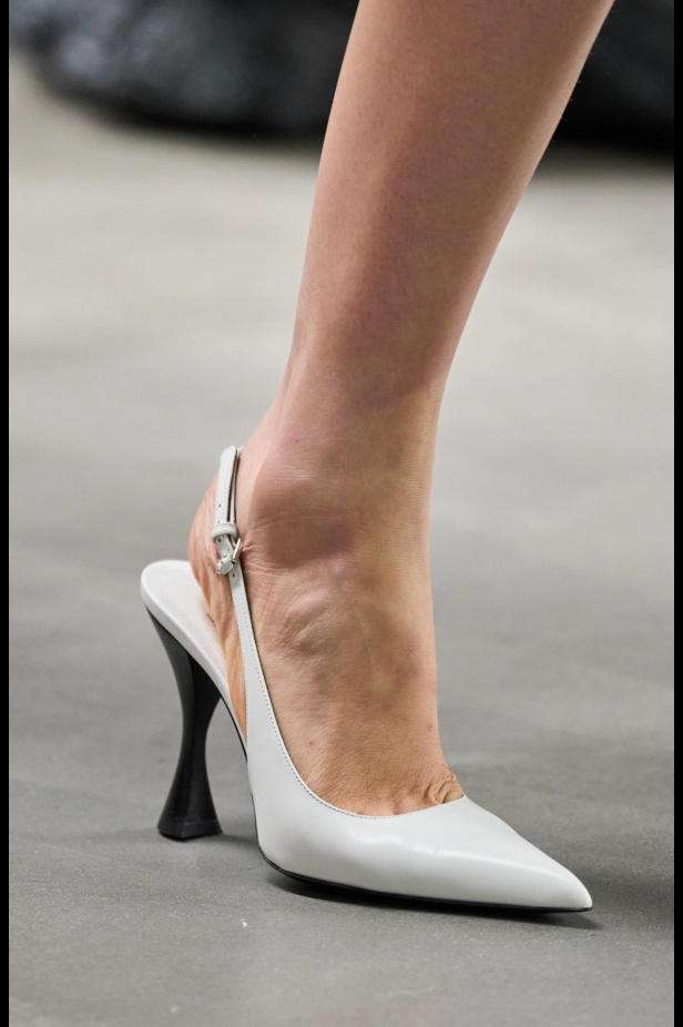 من سحر ورومانسية البحر المتوسط مجموعة مايكل كورس لربيع 2025