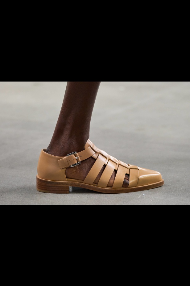 من سحر ورومانسية البحر المتوسط مجموعة مايكل كورس لربيع 2025