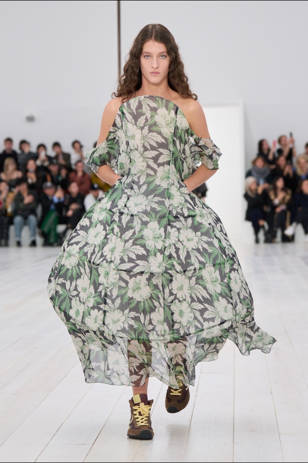 مجموعة Loewe تعريف للأناقة الكامنة في الاختزال 