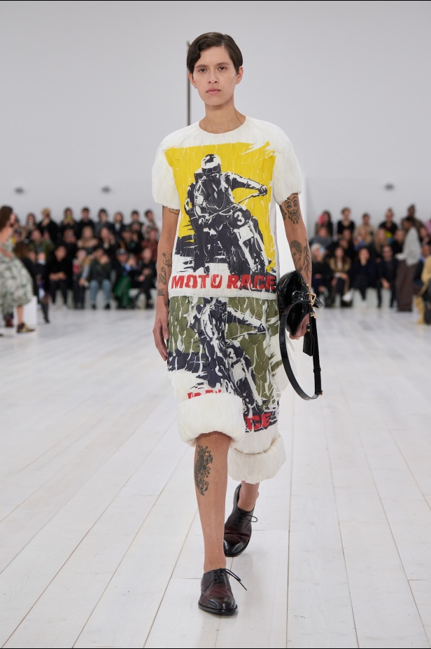 مجموعة Loewe تعريف للأناقة الكامنة في الاختزال 