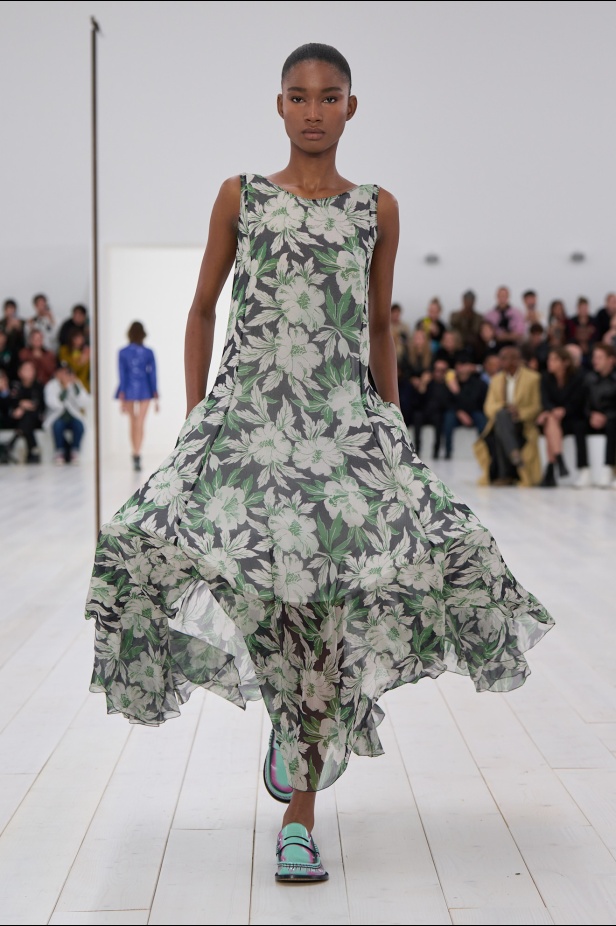 مجموعة Loewe تعريف للأناقة الكامنة في الاختزال 