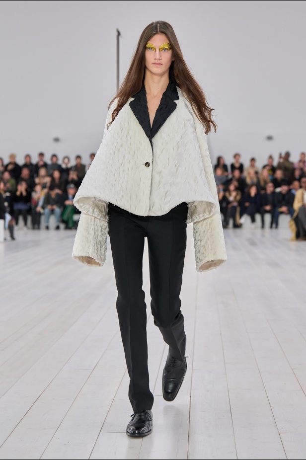 مجموعة Loewe تعريف للأناقة الكامنة في الاختزال 