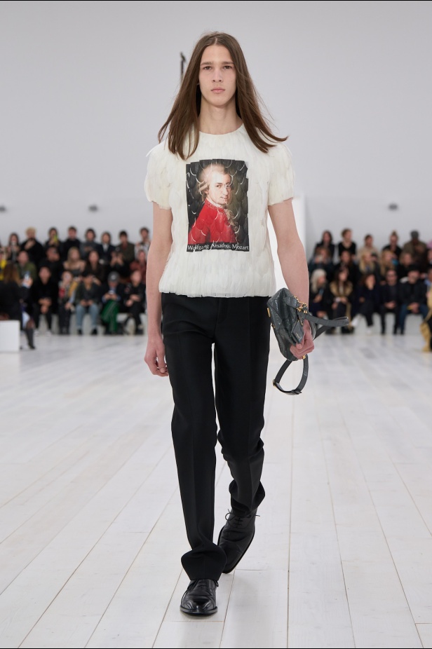 مجموعة Loewe تعريف للأناقة الكامنة في الاختزال 