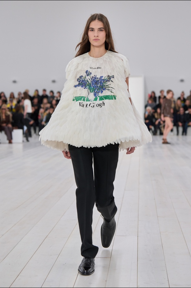 مجموعة Loewe تعريف للأناقة الكامنة في الاختزال 