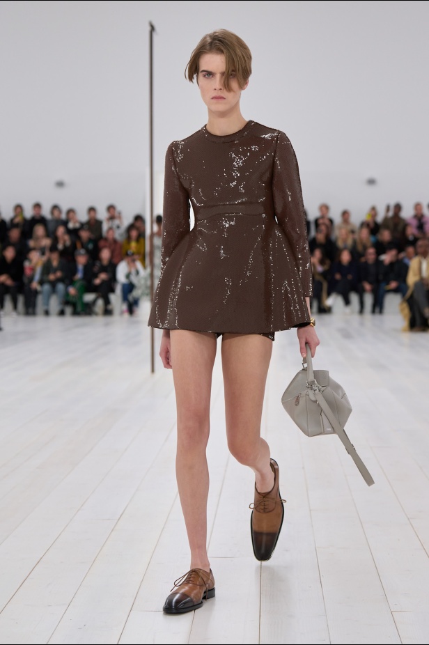 مجموعة Loewe تعريف للأناقة الكامنة في الاختزال 