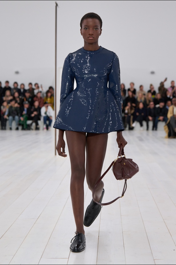 مجموعة Loewe تعريف للأناقة الكامنة في الاختزال 